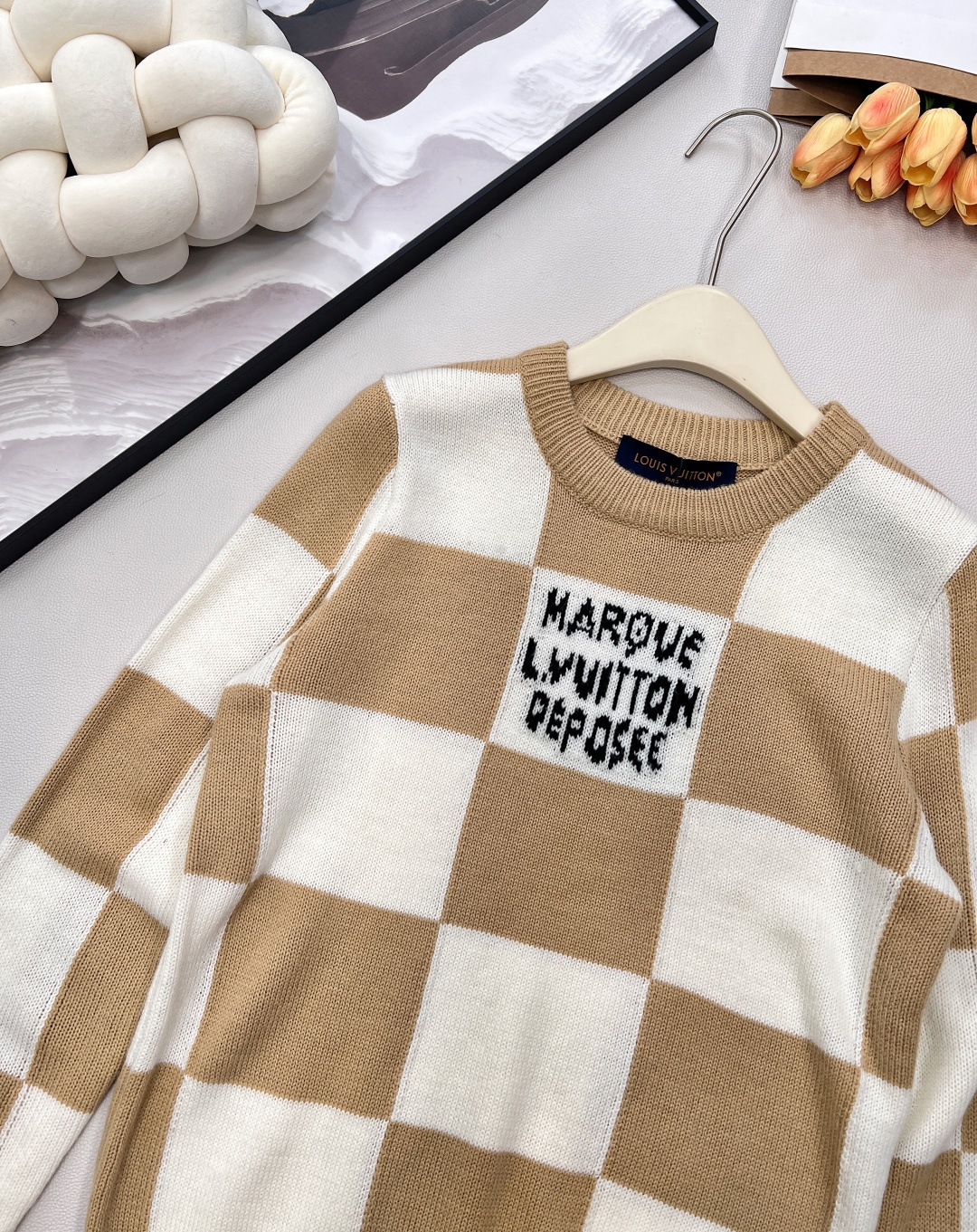 🆕LOUIS VUITTON新款棋盘格针织上衣， 个性的撞色棋盘格图案设计简直精致进骨子里了 高级感一下