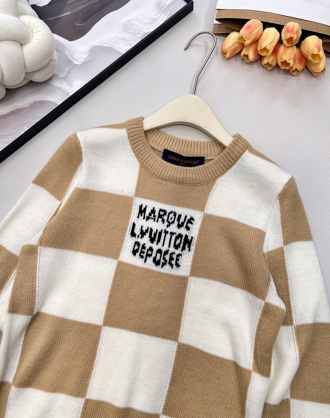 🆕LOUIS VUITTON新款棋盘格针织上衣， 个性的撞色棋盘格图案设计简直精致进骨子里了 高级感一下