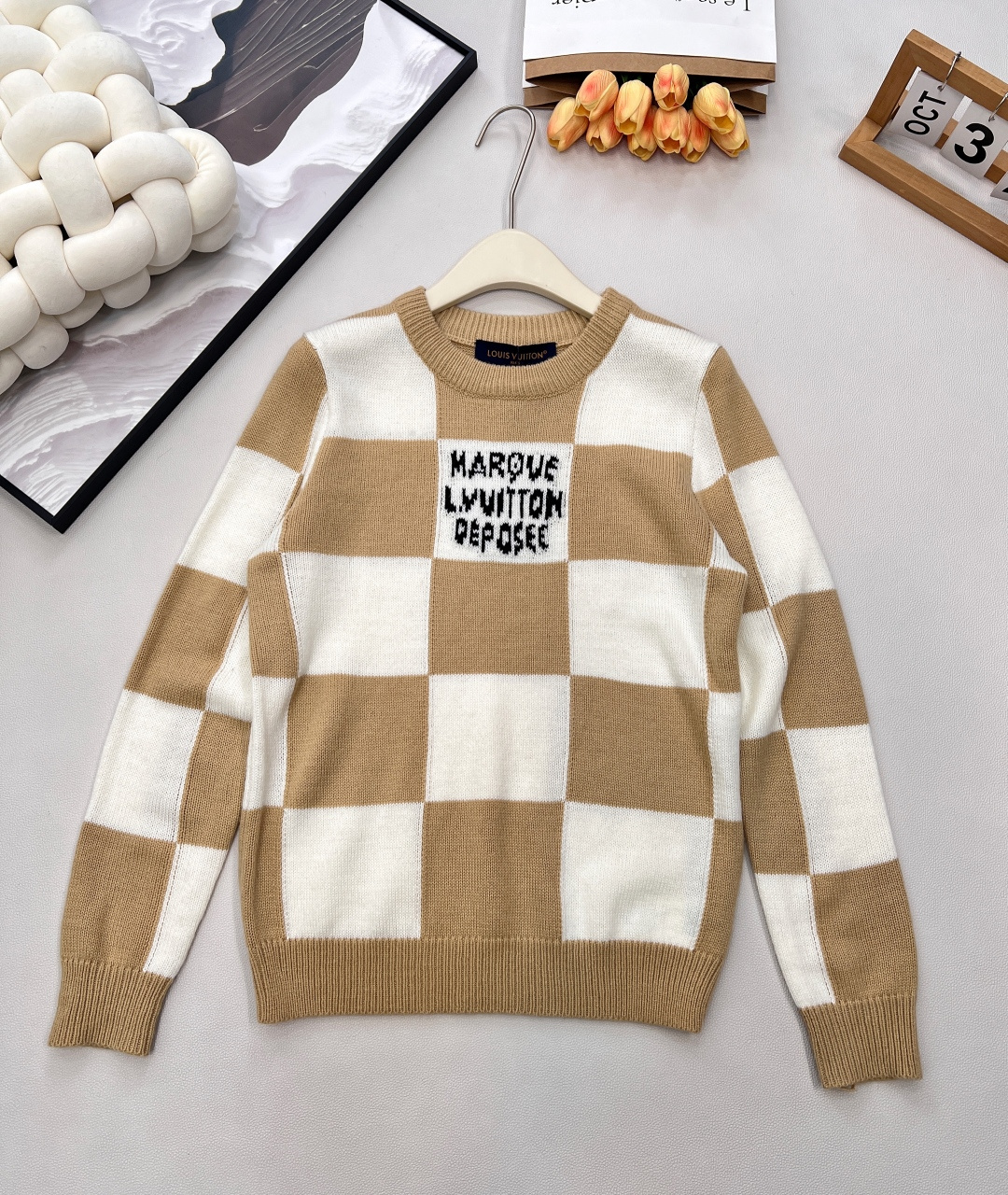 🆕LOUIS VUITTON新款棋盘格针织上衣， 个性的撞色棋盘格图案设计简直精致进骨子里了 高级感一下