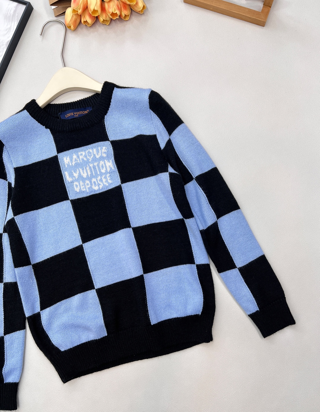 🆕LOUIS VUITTON新款棋盘格针织上衣， 个性的撞色棋盘格图案设计简直精致进骨子里了 高级感一下