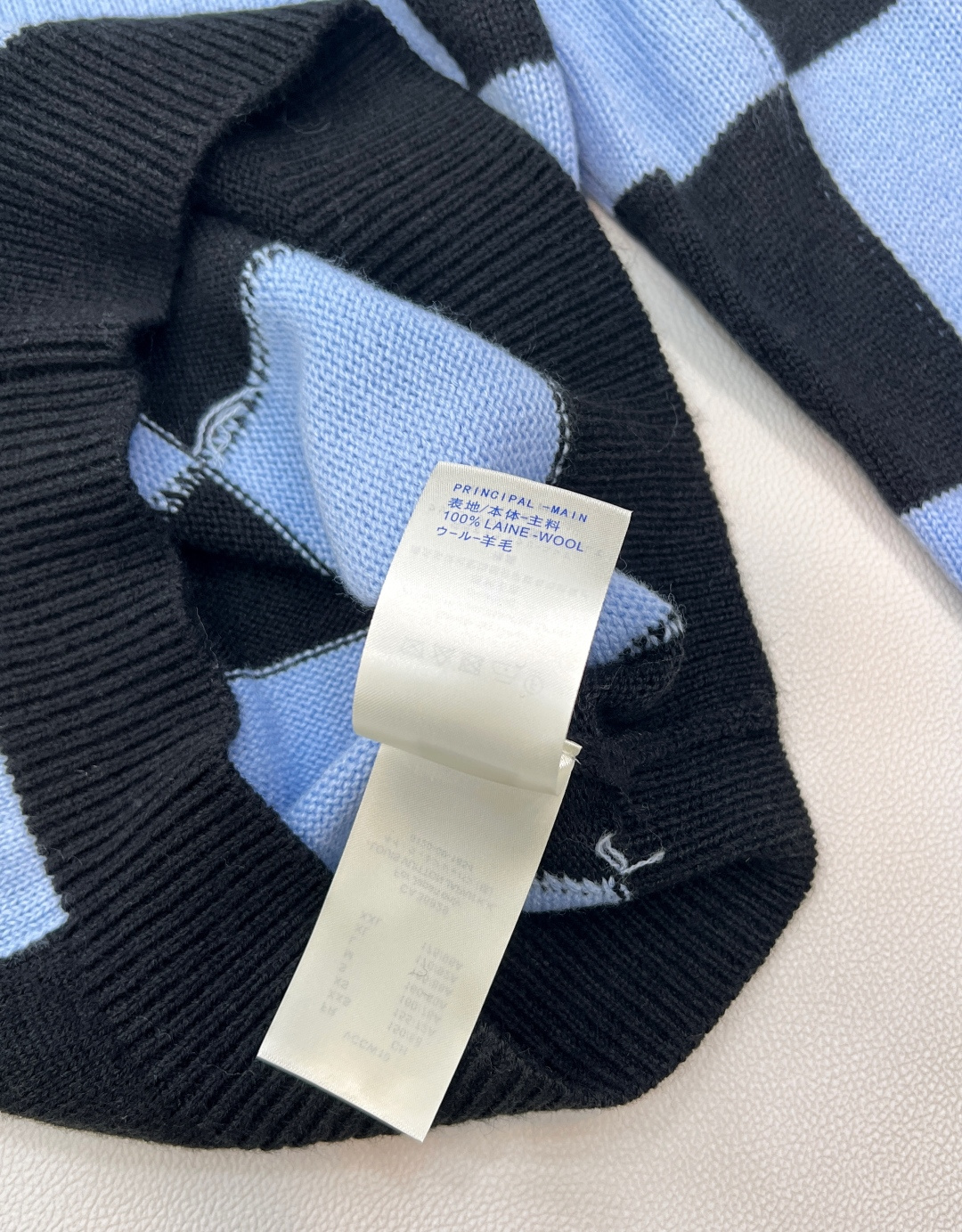 🆕LOUIS VUITTON新款棋盘格针织上衣， 个性的撞色棋盘格图案设计简直精致进骨子里了 高级感一下