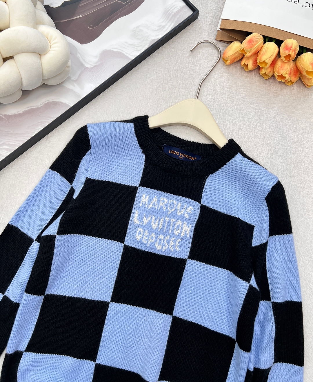 🆕LOUIS VUITTON新款棋盘格针织上衣， 个性的撞色棋盘格图案设计简直精致进骨子里了 高级感一下