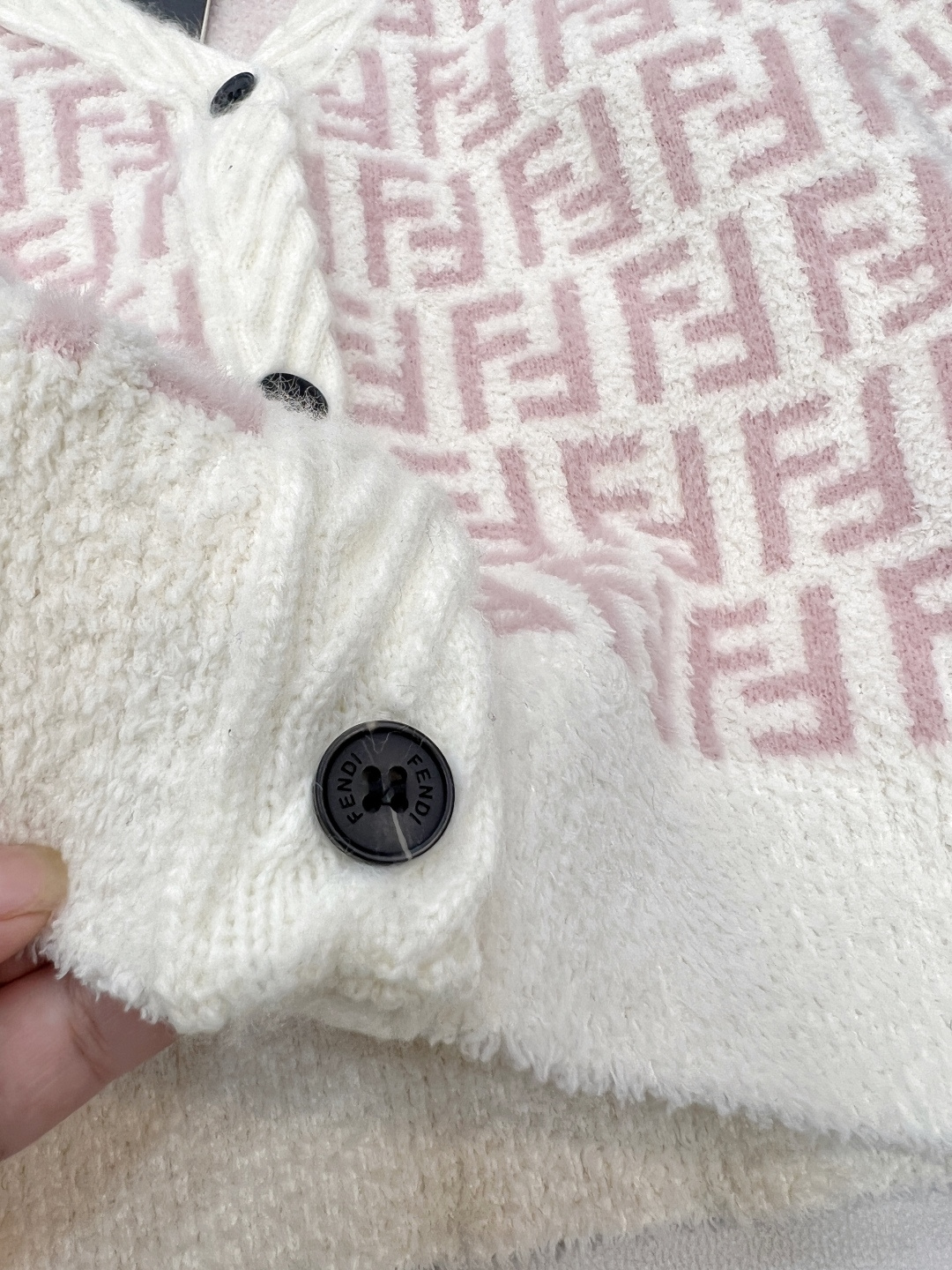 🆕Fendi 25FW🍩双FV领针织外套..🐿🐿最新款火爆来袭！！超爱的这款 超级有气质！采用进口超细机