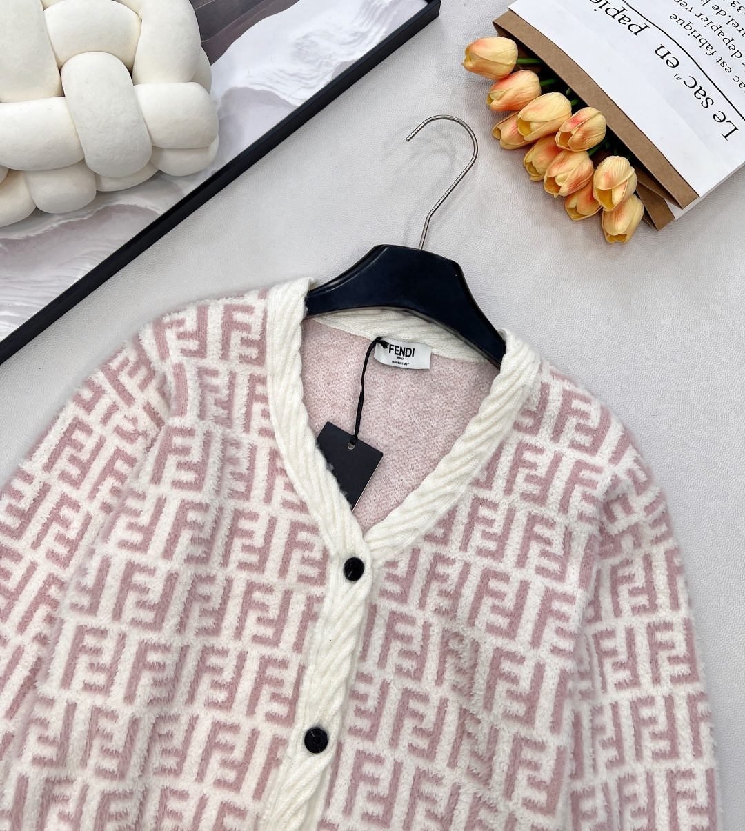 🆕Fendi 25FW🍩双FV领针织外套..🐿🐿最新款火爆来袭！！超爱的这款 超级有气质！采用进口超细机