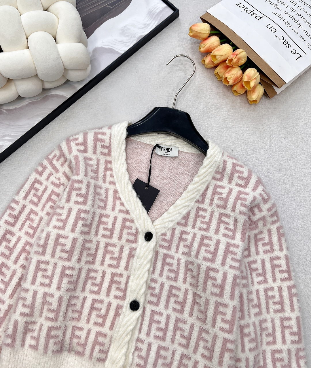 🆕Fendi 25FW🍩双FV领针织外套..🐿🐿最新款火爆来袭！！超爱的这款 超级有气质！采用进口超细机