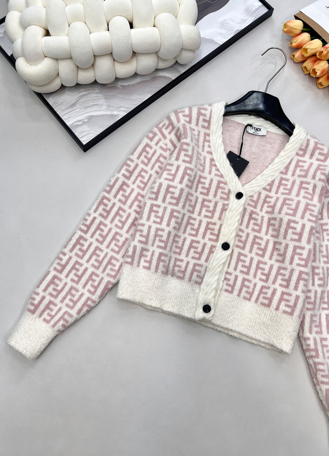 🆕Fendi 25FW🍩双FV领针织外套..🐿🐿最新款火爆来袭！！超爱的这款 超级有气质！采用进口超细机