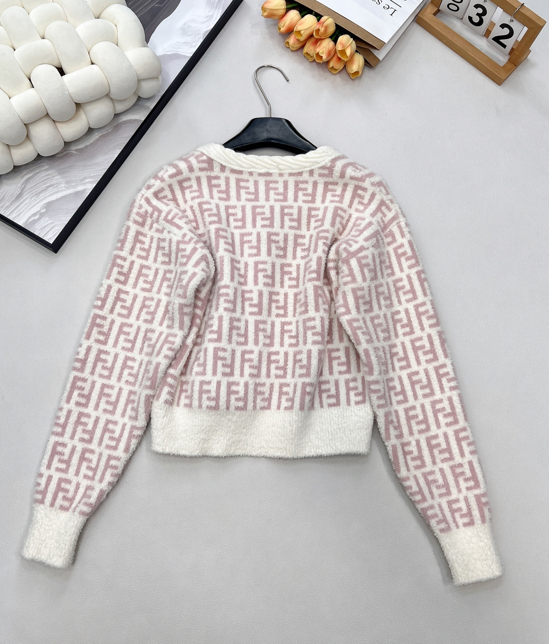 🆕Fendi 25FW🍩双FV领针织外套..🐿🐿最新款火爆来袭！！超爱的这款 超级有气质！采用进口超细机