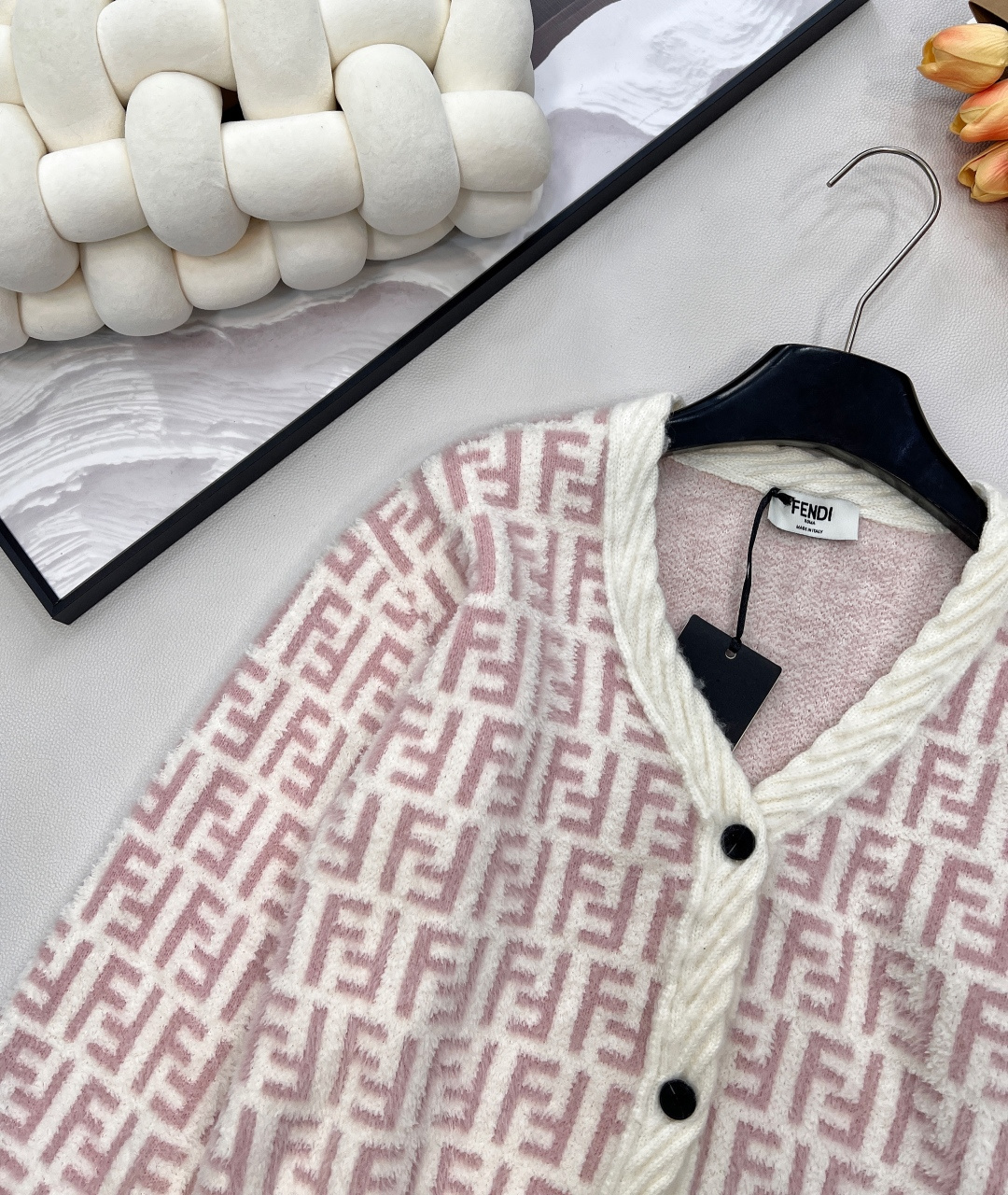 🆕Fendi 25FW🍩双FV领针织外套..🐿🐿最新款火爆来袭！！超爱的这款 超级有气质！采用进口超细机