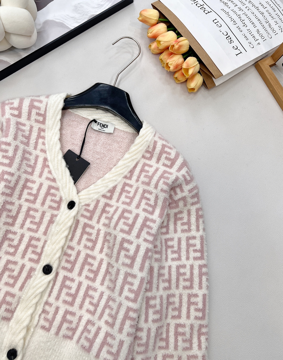 🆕Fendi 25FW🍩双FV领针织外套..🐿🐿最新款火爆来袭！！超爱的这款 超级有气质！采用进口超细机