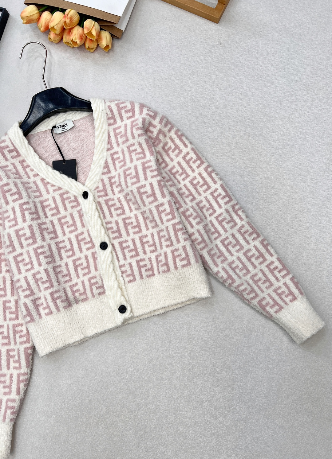 🆕Fendi 25FW🍩双FV领针织外套..🐿🐿最新款火爆来袭！！超爱的这款 超级有气质！采用进口超细机