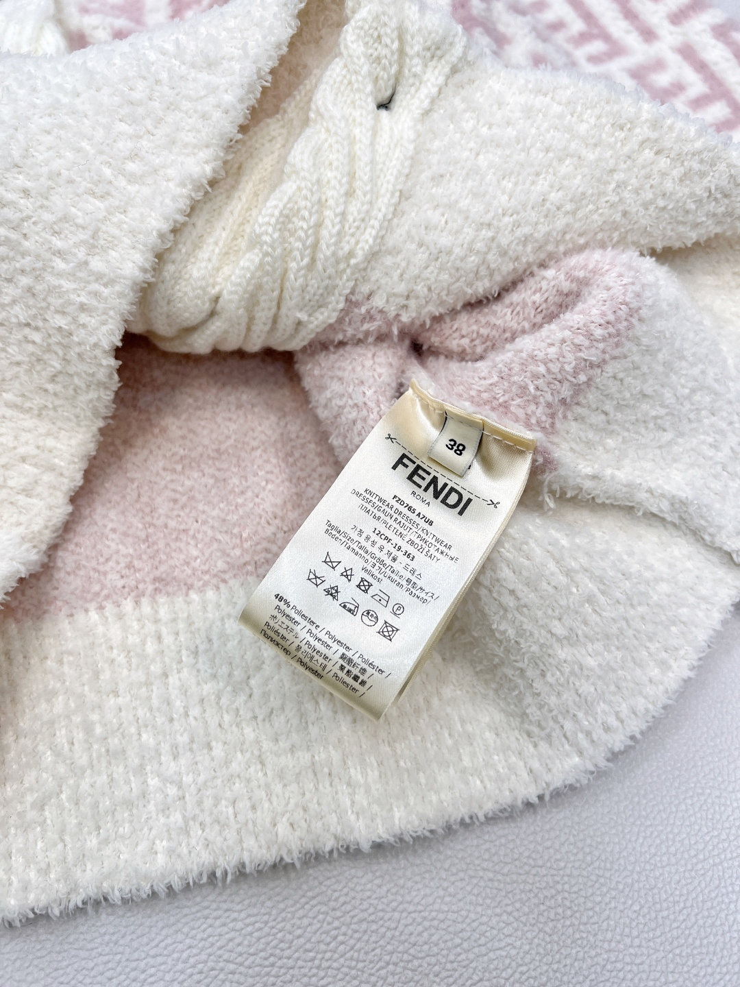 🆕Fendi 25FW🍩双FV领针织外套..🐿🐿最新款火爆来袭！！超爱的这款 超级有气质！采用进口超细机