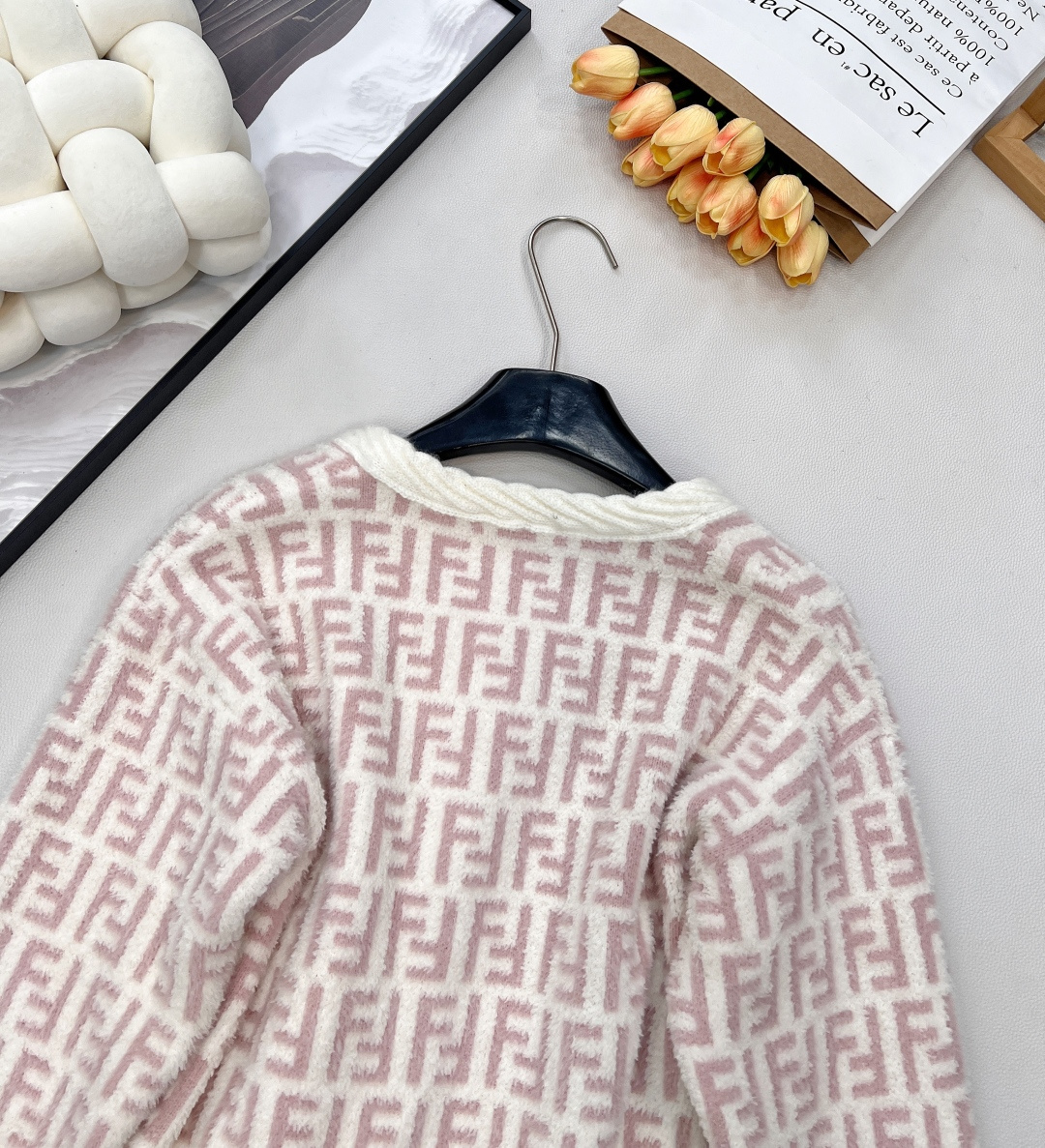 🆕Fendi 25FW🍩双FV领针织外套..🐿🐿最新款火爆来袭！！超爱的这款 超级有气质！采用进口超细机