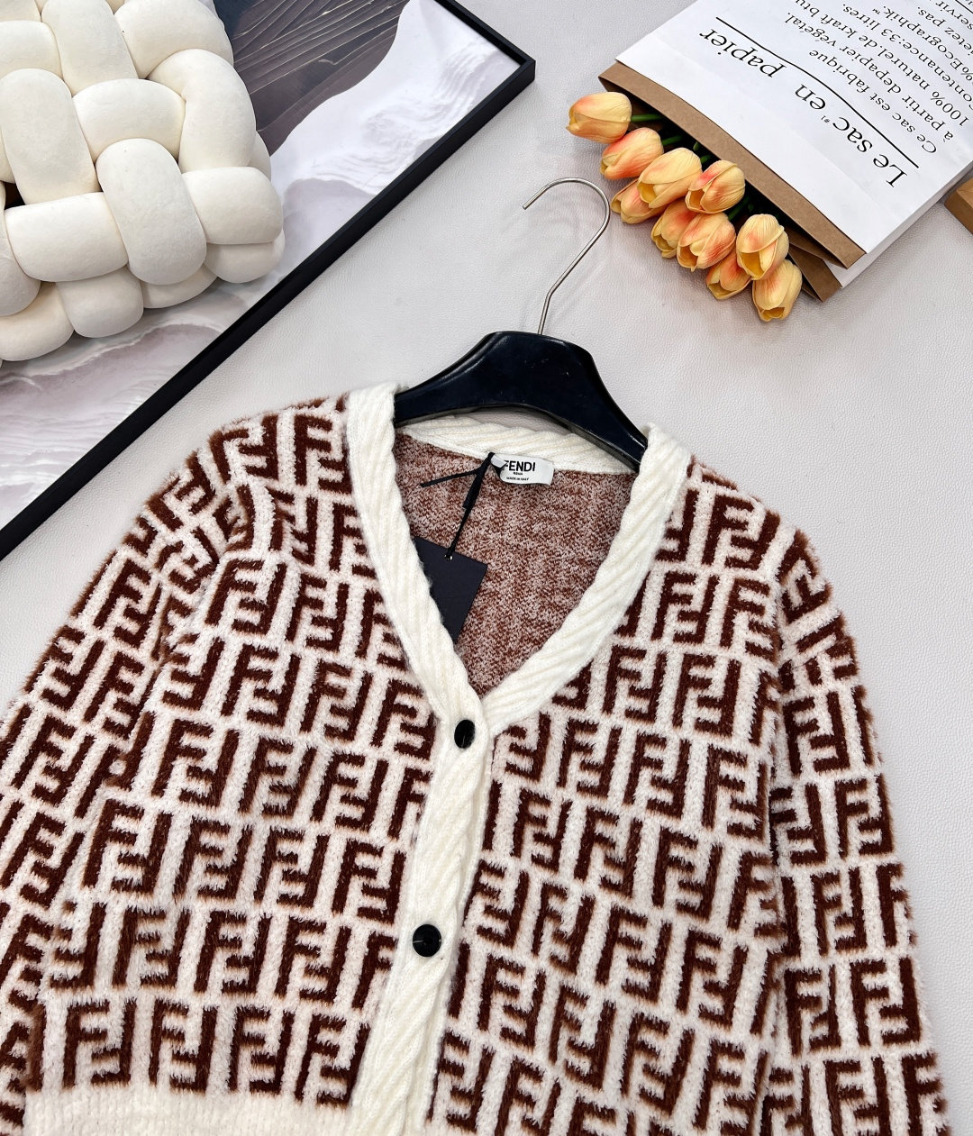 🆕Fendi 25FW🍩双FV领针织外套..🐿🐿最新款火爆来袭！！超爱的这款 超级有气质！采用进口超细机