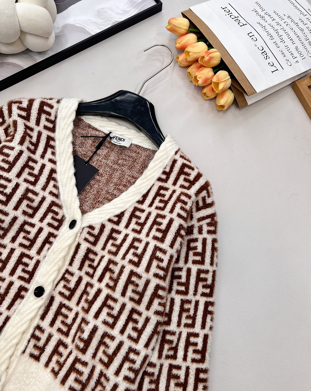 🆕Fendi 25FW🍩双FV领针织外套..🐿🐿最新款火爆来袭！！超爱的这款 超级有气质！采用进口超细机