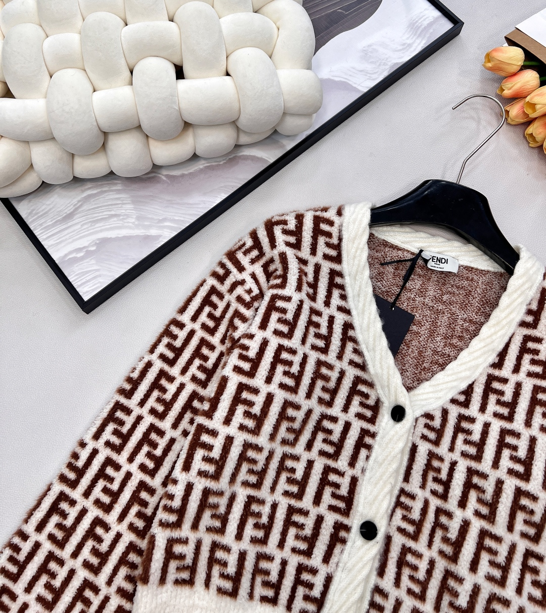 🆕Fendi 25FW🍩双FV领针织外套..🐿🐿最新款火爆来袭！！超爱的这款 超级有气质！采用进口超细机