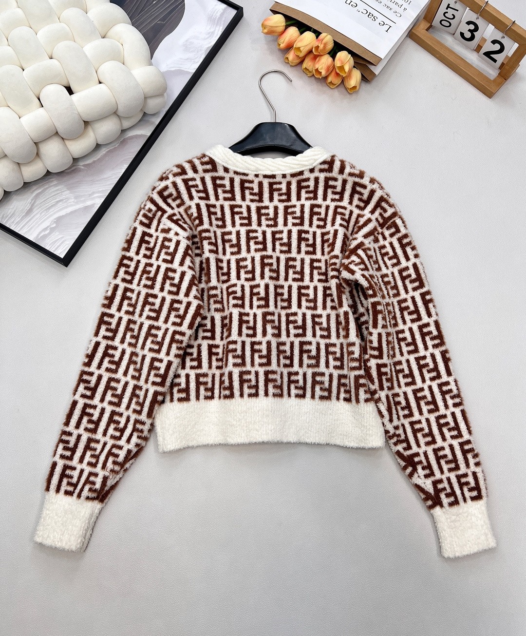 🆕Fendi 25FW🍩双FV领针织外套..🐿🐿最新款火爆来袭！！超爱的这款 超级有气质！采用进口超细机