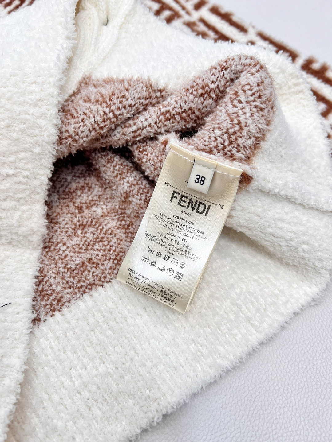 🆕Fendi 25FW🍩双FV领针织外套..🐿🐿最新款火爆来袭！！超爱的这款 超级有气质！采用进口超细机