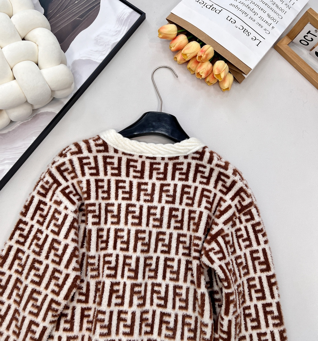 🆕Fendi 25FW🍩双FV领针织外套..🐿🐿最新款火爆来袭！！超爱的这款 超级有气质！采用进口超细机