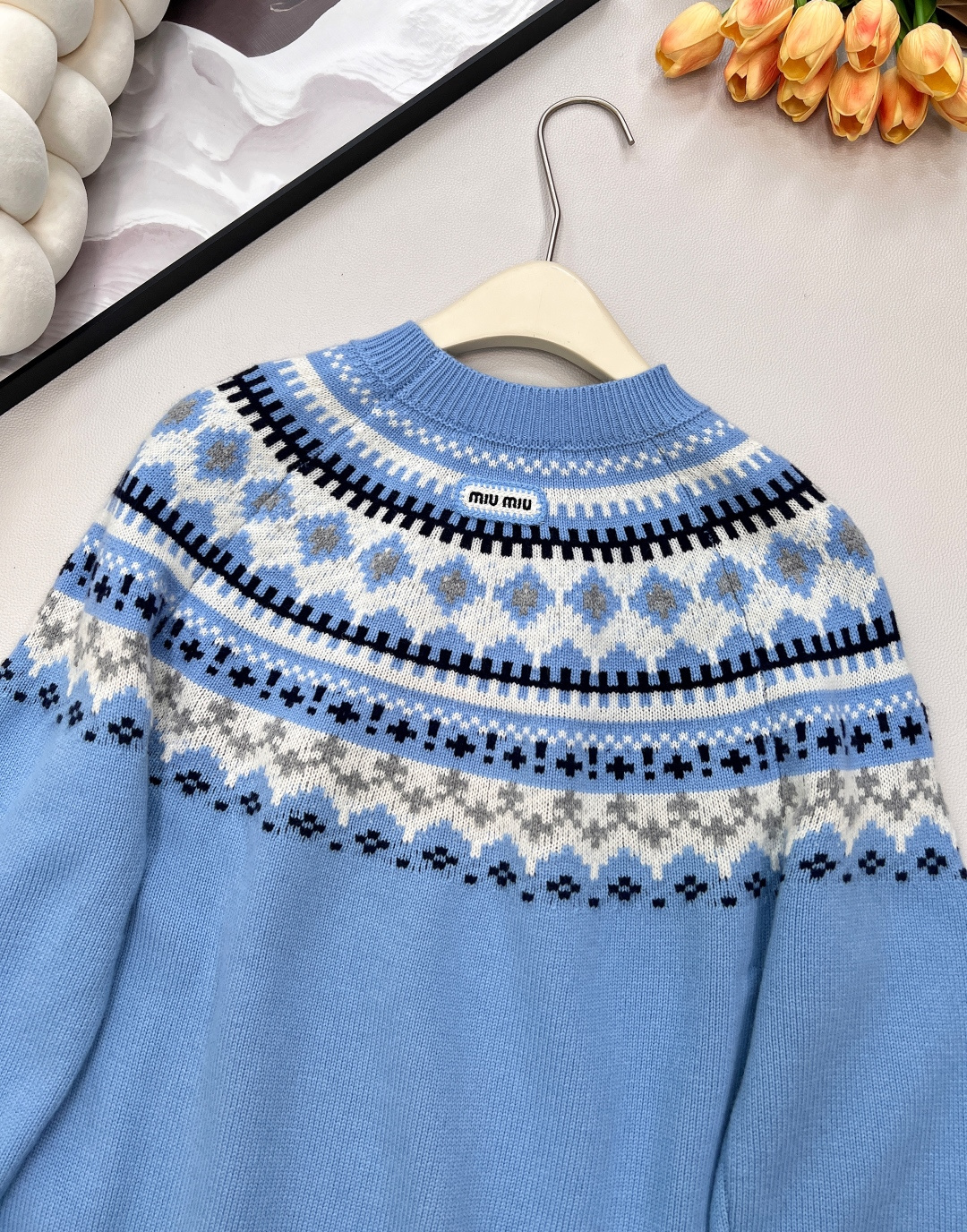 🆕Miumiu2025新款重工钩花圆领套头毛衣，定制YB羊毛针织材质，质感高级，舒适柔软，圆领长袖针织套