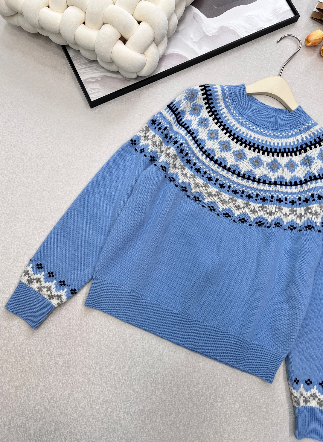 🆕Miumiu2025新款重工钩花圆领套头毛衣，定制YB羊毛针织材质，质感高级，舒适柔软，圆领长袖针织套