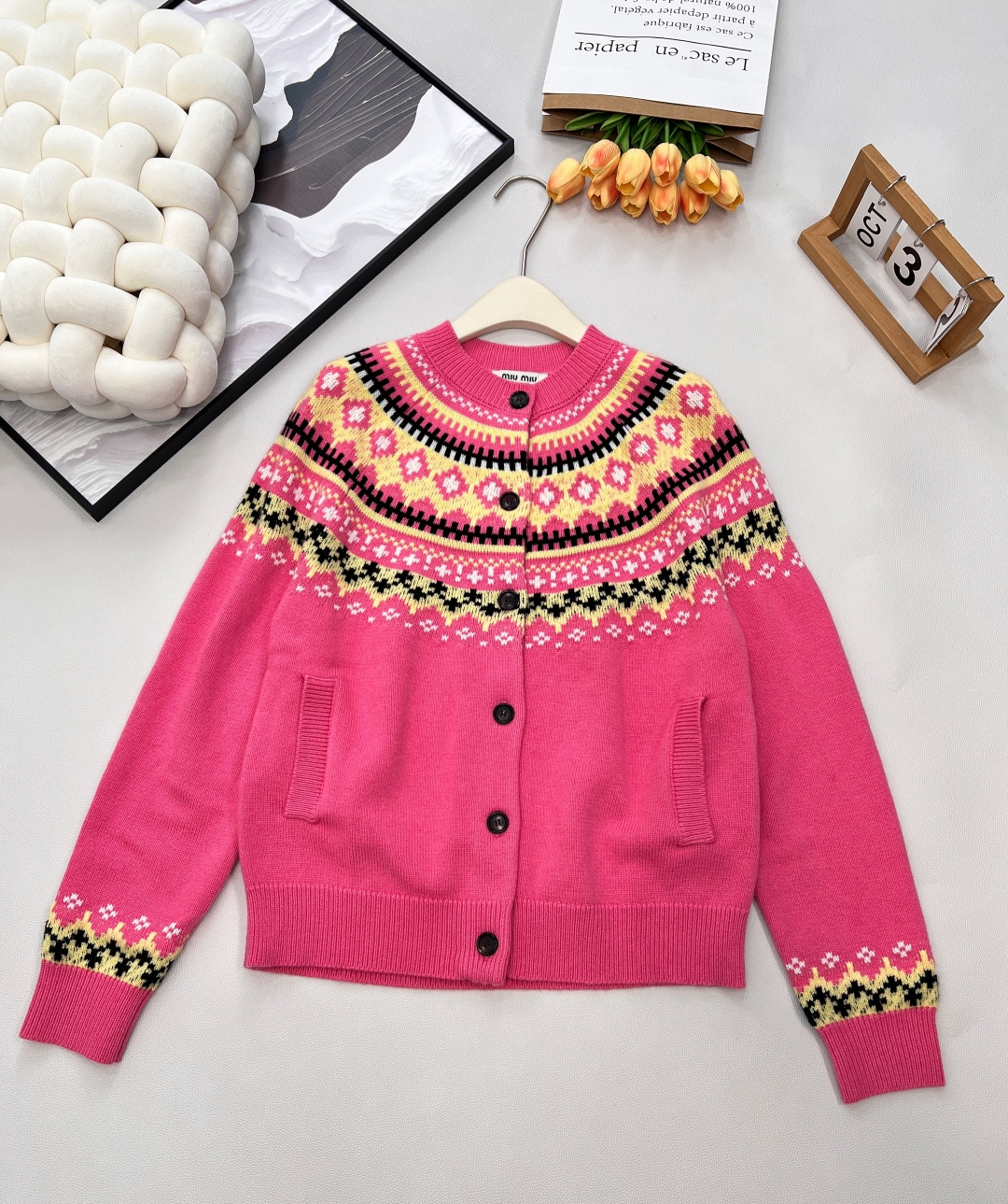 🆕Miumiu2025新款重工钩花圆领开衫，定制YB羊毛纱线织造，质感高级，舒适柔软，圆领长袖针织开衫，