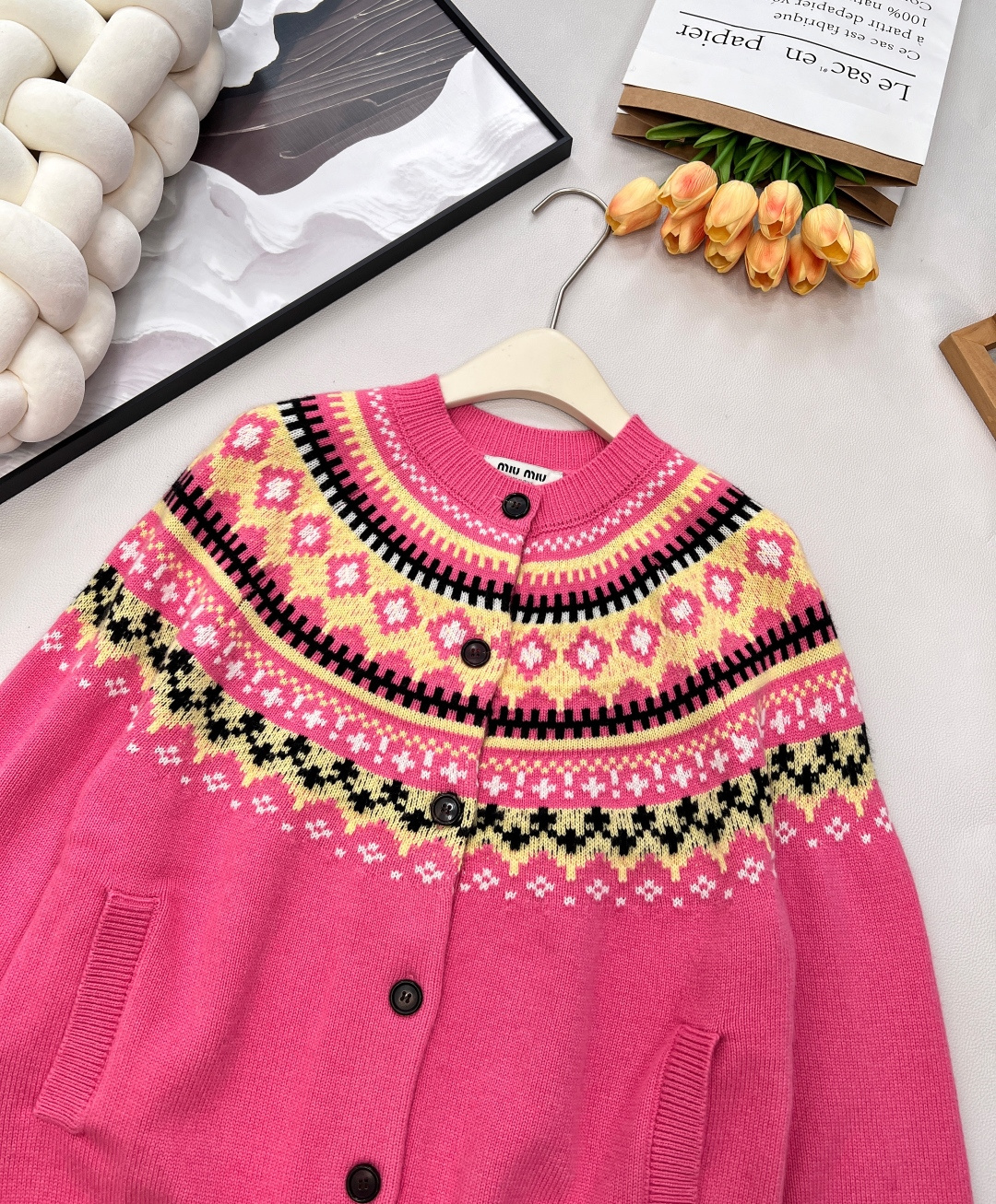 🆕Miumiu2025新款重工钩花圆领开衫，定制YB羊毛纱线织造，质感高级，舒适柔软，圆领长袖针织开衫，