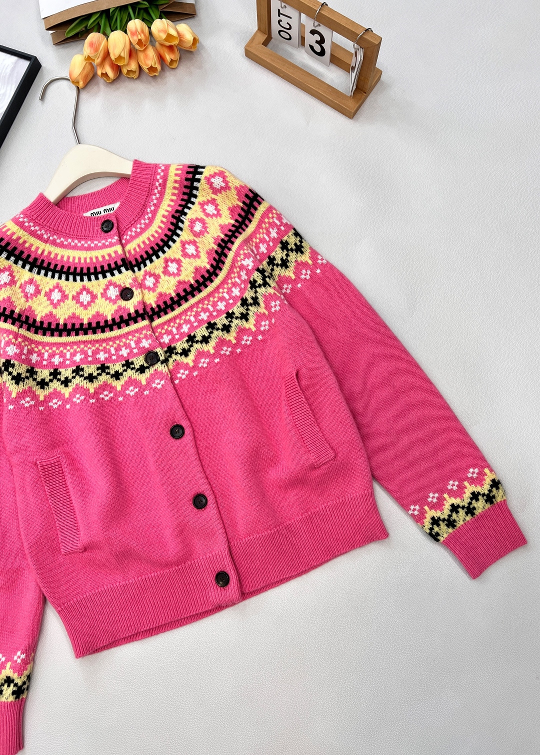 🆕Miumiu2025新款重工钩花圆领开衫，定制YB羊毛纱线织造，质感高级，舒适柔软，圆领长袖针织开衫，