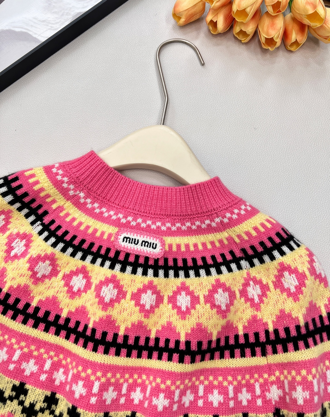 🆕Miumiu2025新款重工钩花圆领开衫，定制YB羊毛纱线织造，质感高级，舒适柔软，圆领长袖针织开衫，