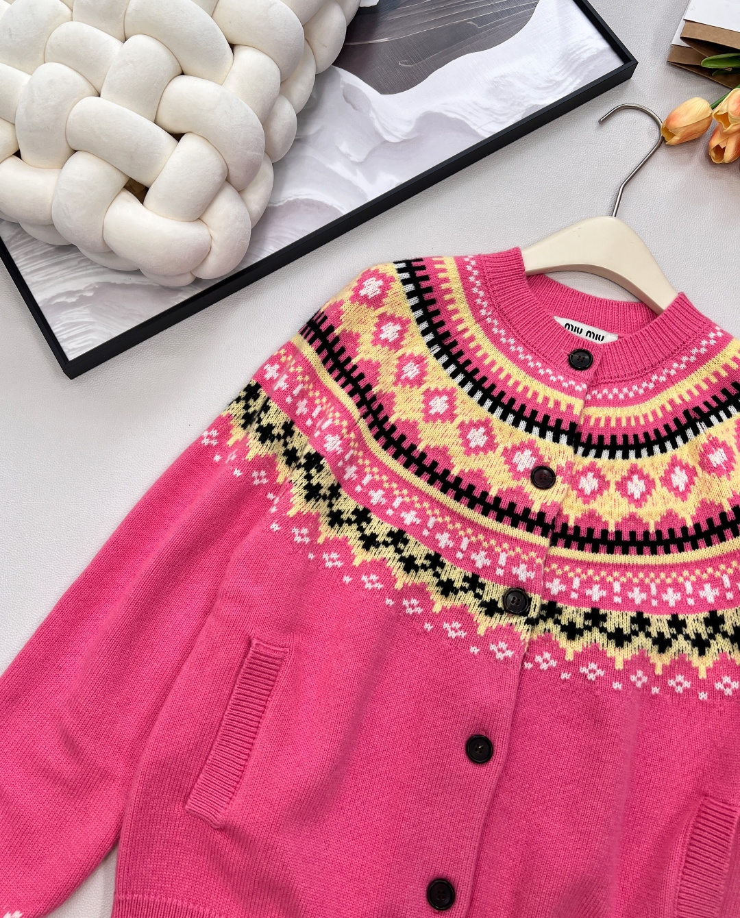🆕Miumiu2025新款重工钩花圆领开衫，定制YB羊毛纱线织造，质感高级，舒适柔软，圆领长袖针织开衫，