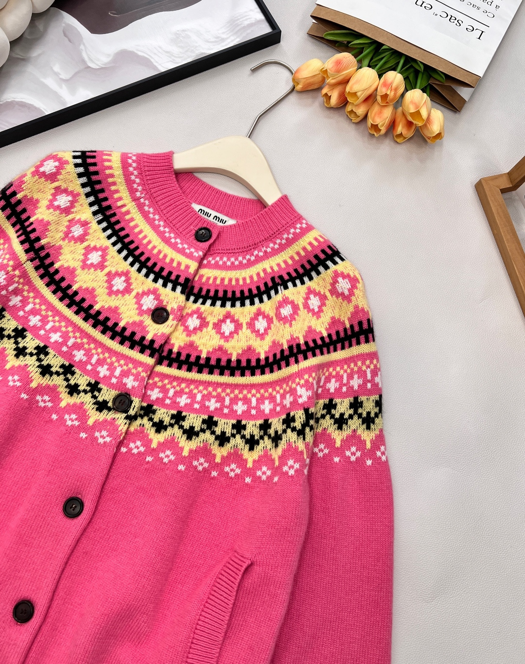 🆕Miumiu2025新款重工钩花圆领开衫，定制YB羊毛纱线织造，质感高级，舒适柔软，圆领长袖针织开衫，