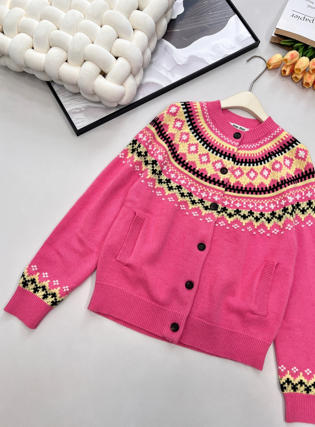 🆕Miumiu2025新款重工钩花圆领开衫，定制YB羊毛纱线织造，质感高级，舒适柔软，圆领长袖针织开衫，