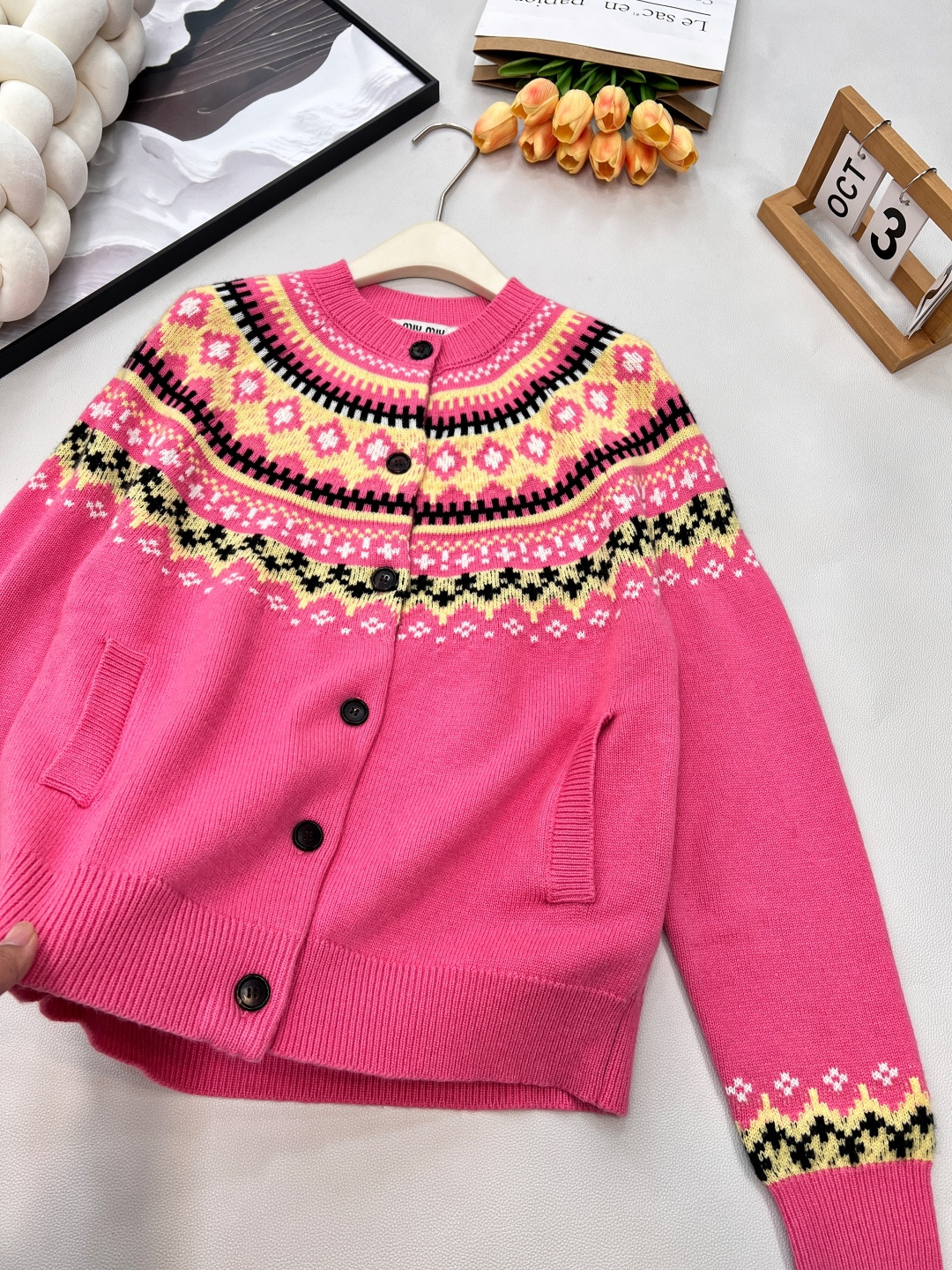 🆕Miumiu2025新款重工钩花圆领开衫，定制YB羊毛纱线织造，质感高级，舒适柔软，圆领长袖针织开衫，