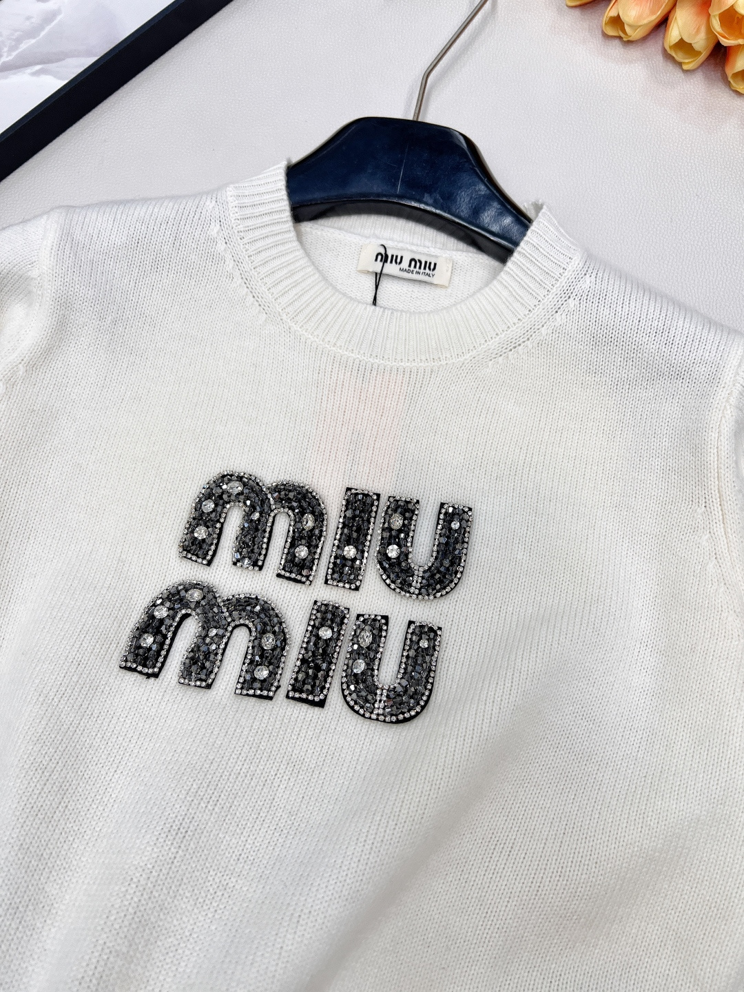 🆕Miumiu字母串珠针织毛衣弥漫复古feel的美式学院风，运动休闲设计糅合摩登女性气质平针针织工艺质感