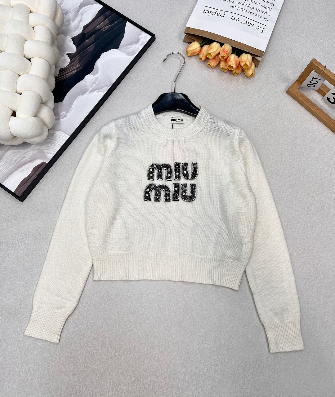 🆕Miumiu字母串珠针织毛衣弥漫复古feel的美式学院风，运动休闲设计糅合摩登女性气质平针针织工艺质感