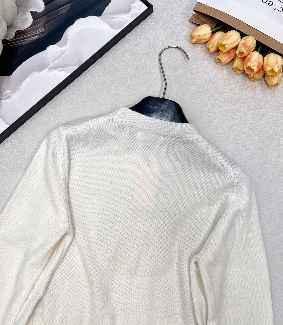 🆕Miumiu字母串珠针织毛衣弥漫复古feel的美式学院风，运动休闲设计糅合摩登女性气质平针针织工艺质感