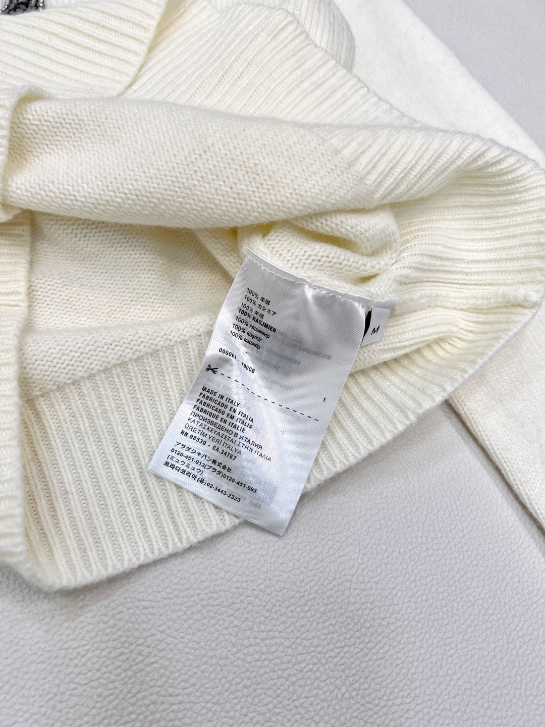 🆕Miumiu字母串珠针织毛衣弥漫复古feel的美式学院风，运动休闲设计糅合摩登女性气质平针针织工艺质感