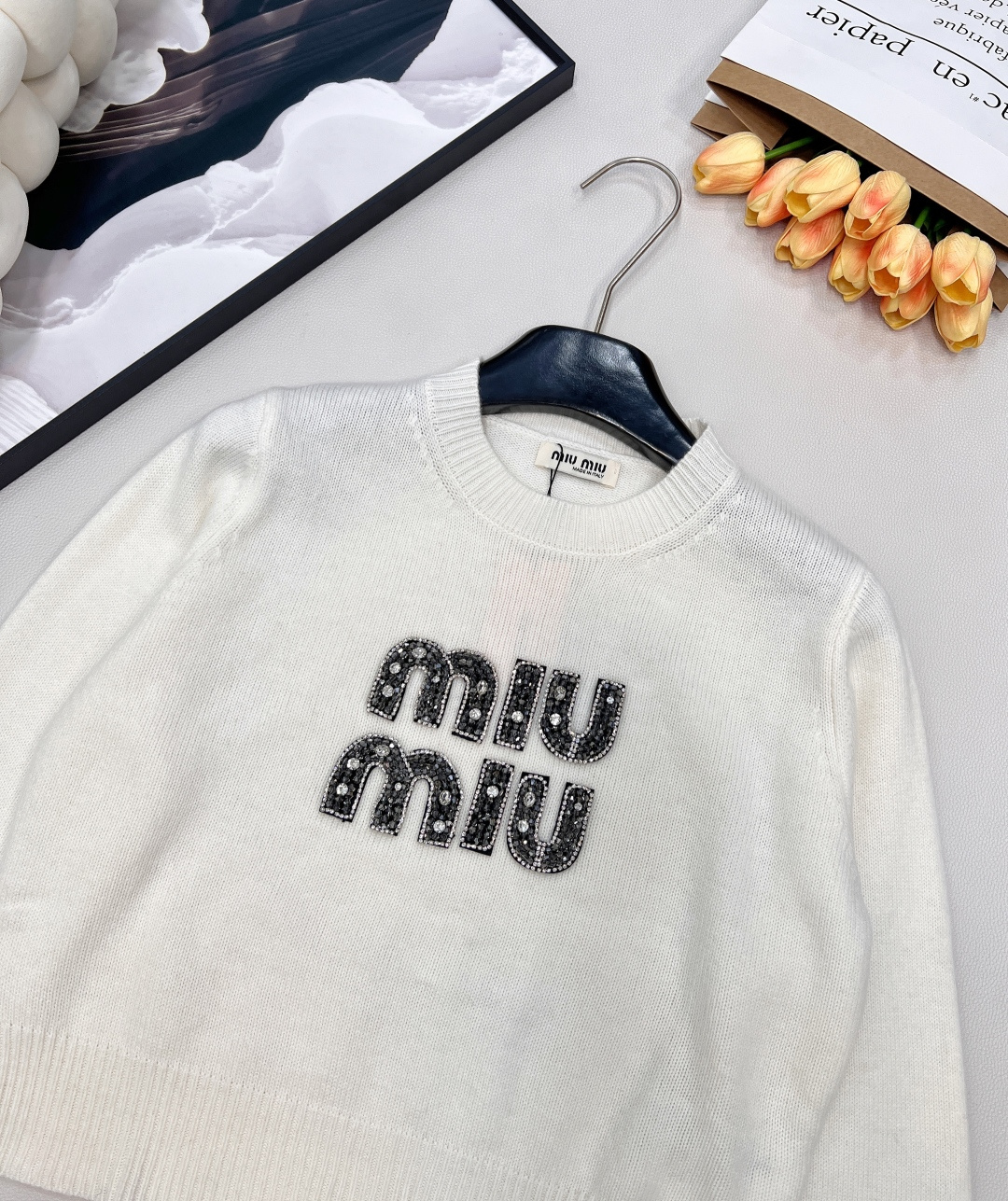 🆕Miumiu字母串珠针织毛衣弥漫复古feel的美式学院风，运动休闲设计糅合摩登女性气质平针针织工艺质感