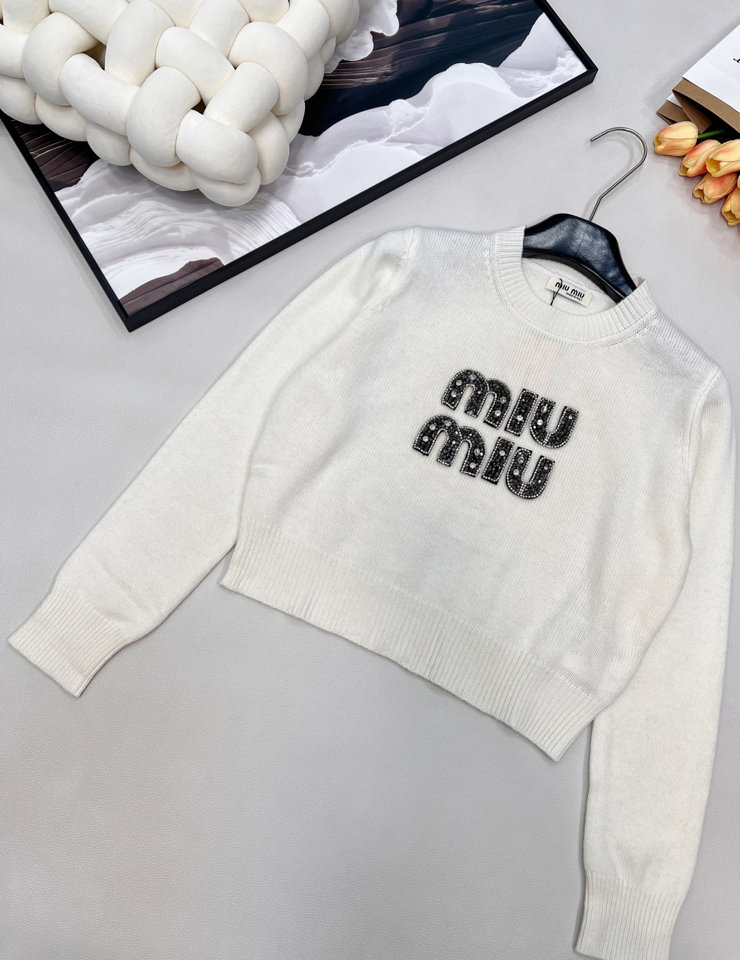 🆕Miumiu字母串珠针织毛衣弥漫复古feel的美式学院风，运动休闲设计糅合摩登女性气质平针针织工艺质感