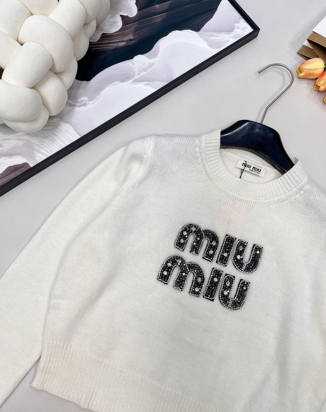 🆕Miumiu字母串珠针织毛衣弥漫复古feel的美式学院风，运动休闲设计糅合摩登女性气质平针针织工艺质感