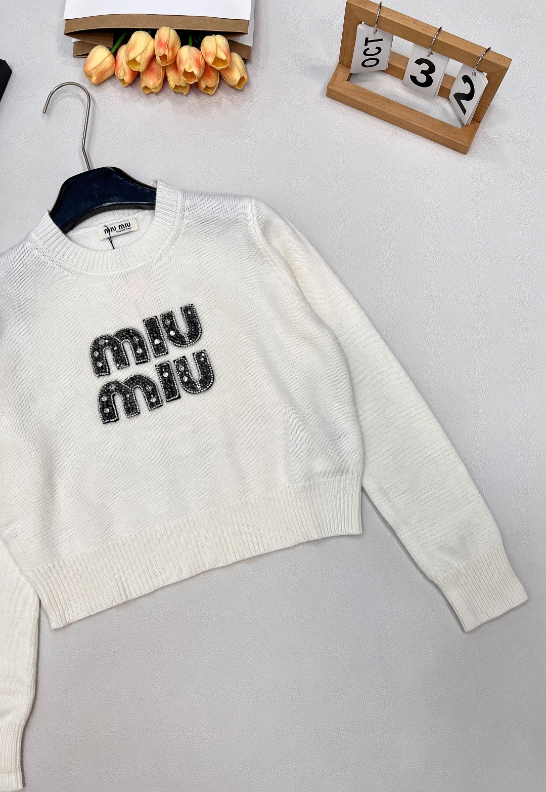 🆕Miumiu字母串珠针织毛衣弥漫复古feel的美式学院风，运动休闲设计糅合摩登女性气质平针针织工艺质感