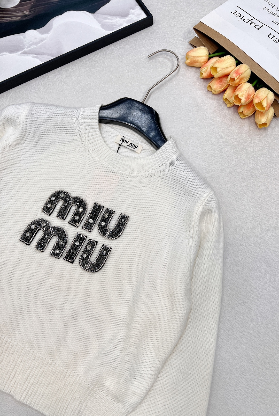 🆕Miumiu字母串珠针织毛衣弥漫复古feel的美式学院风，运动休闲设计糅合摩登女性气质平针针织工艺质感
