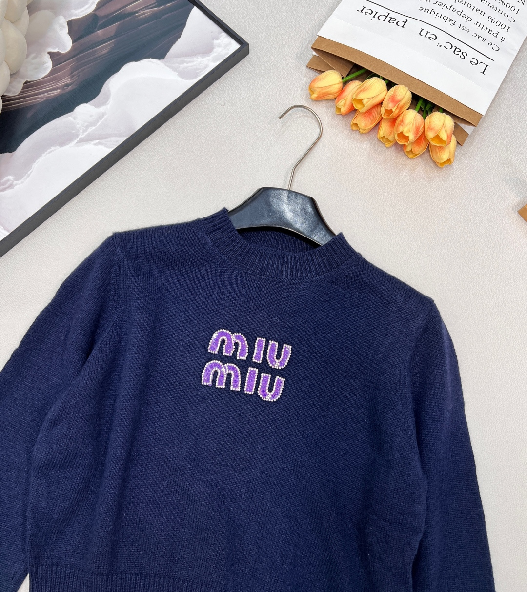 🆕Miumiu字母串珠针织毛衣弥漫复古feel的美式学院风，运动休闲设计糅合摩登女性气质平针针织工艺质感