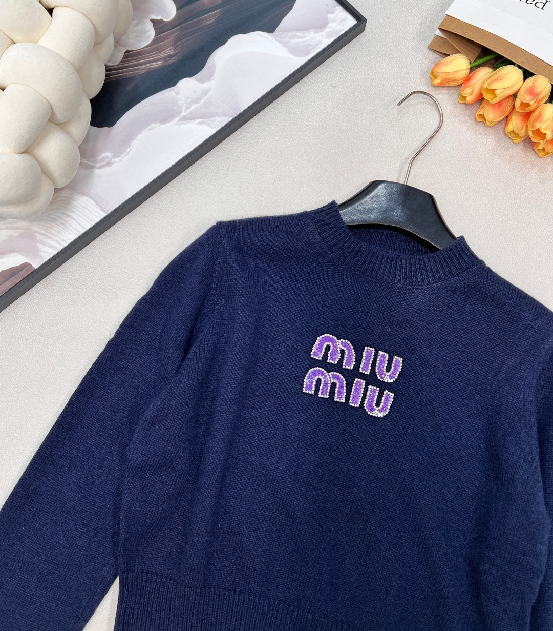 🆕Miumiu字母串珠针织毛衣弥漫复古feel的美式学院风，运动休闲设计糅合摩登女性气质平针针织工艺质感