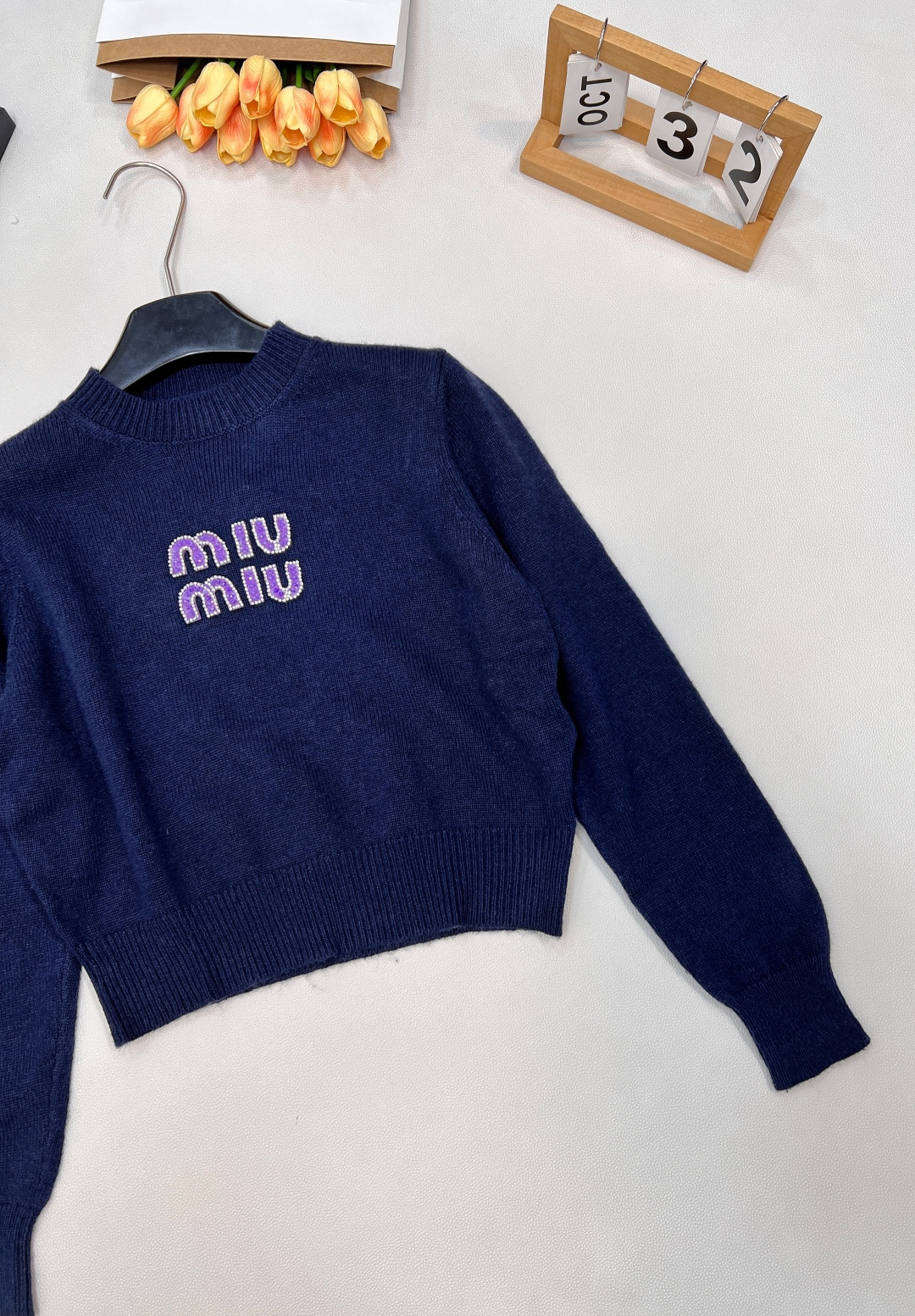 🆕Miumiu字母串珠针织毛衣弥漫复古feel的美式学院风，运动休闲设计糅合摩登女性气质平针针织工艺质感