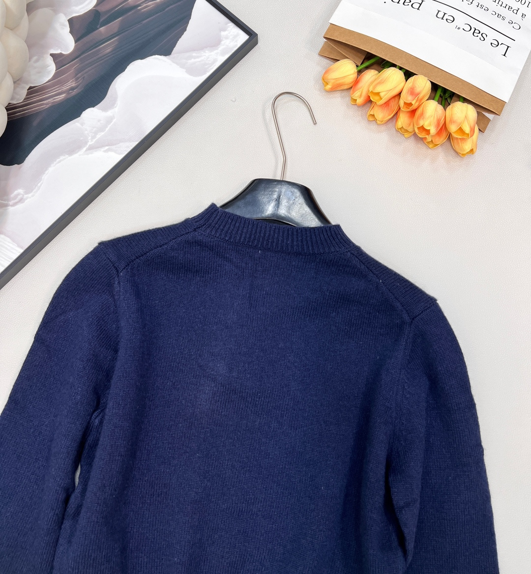 🆕Miumiu字母串珠针织毛衣弥漫复古feel的美式学院风，运动休闲设计糅合摩登女性气质平针针织工艺质感