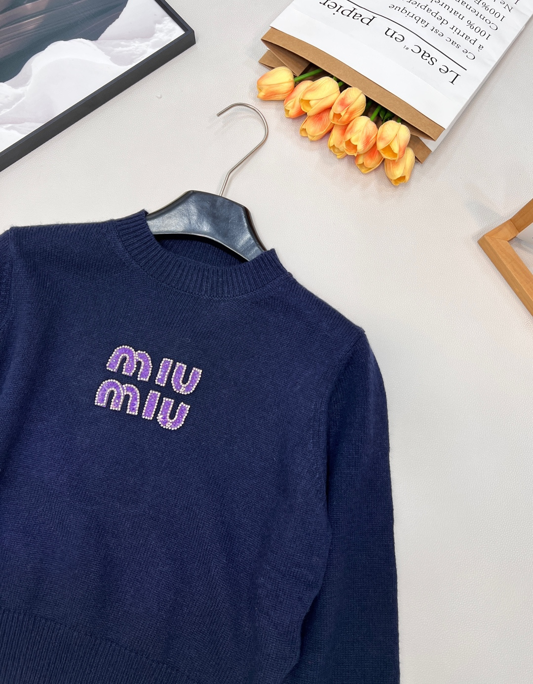 🆕Miumiu字母串珠针织毛衣弥漫复古feel的美式学院风，运动休闲设计糅合摩登女性气质平针针织工艺质感