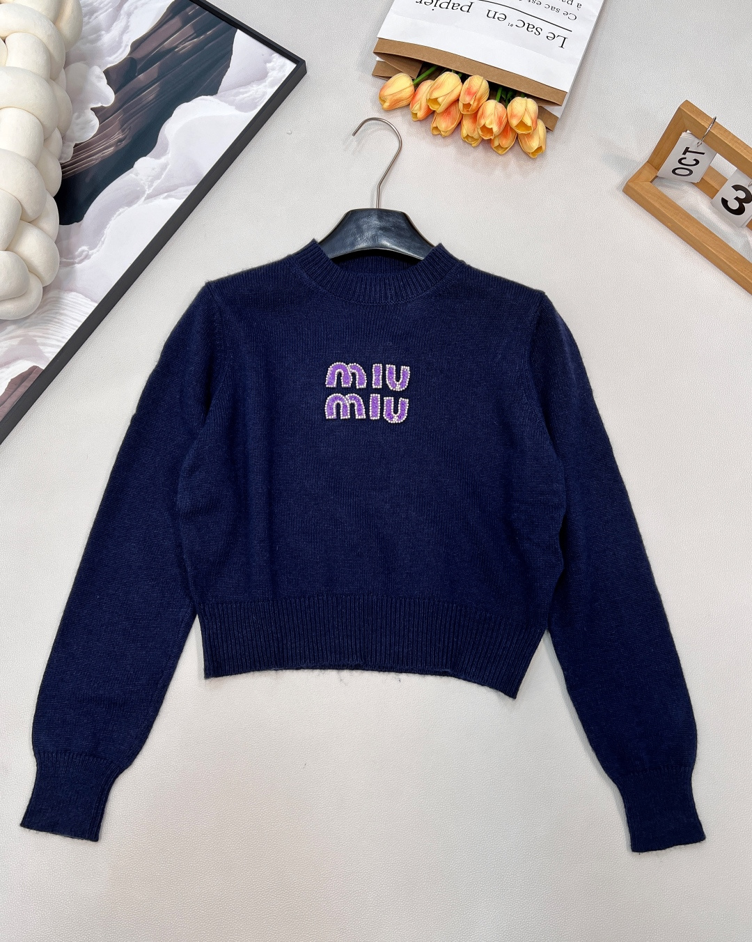 🆕Miumiu字母串珠针织毛衣弥漫复古feel的美式学院风，运动休闲设计糅合摩登女性气质平针针织工艺质感