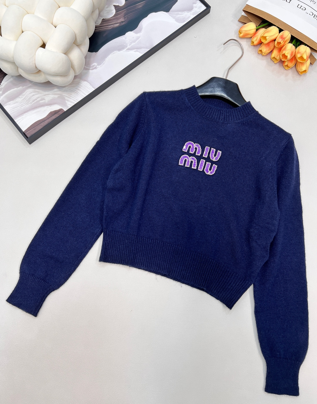 🆕Miumiu字母串珠针织毛衣弥漫复古feel的美式学院风，运动休闲设计糅合摩登女性气质平针针织工艺质感