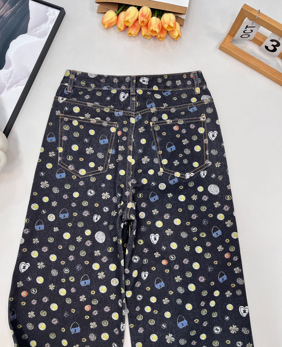 🆕CHANEL新款小香风Chanel 2025B秋冬新款系列，3D打印彩色满印双色黑白牛仔裤👖～大胆的秀