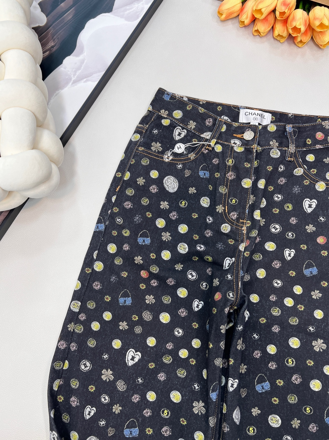 🆕CHANEL新款小香风Chanel 2025B秋冬新款系列，3D打印彩色满印双色黑白牛仔裤👖～大胆的秀